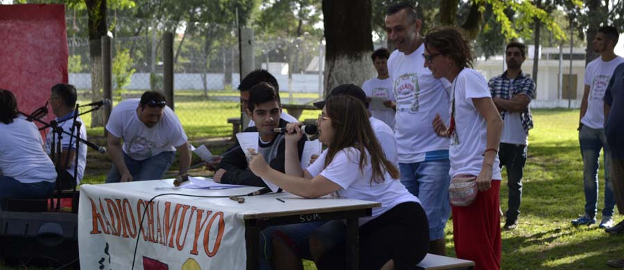 estudiantes e internos haciendo radio en el patio de la unidad penal de hombres de Paraná